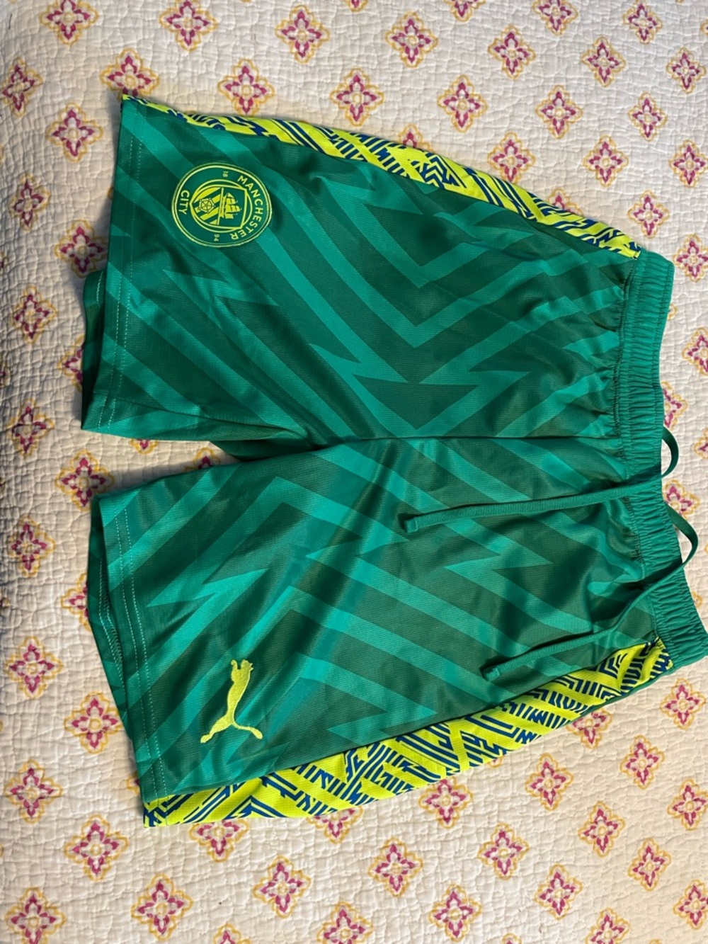 Puma Boys XL Manchester City Green Graphic Training Shorts with Neon Accents